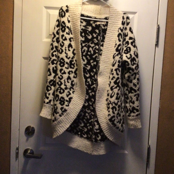 UGG Cardigan NWOT - Picture 3 of 4